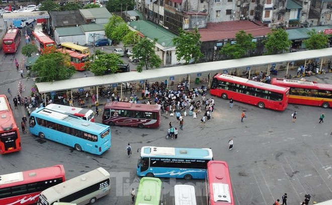 Bến Giáp Bát huy động thêm gần 200 xe, khách vẫn xếp hàng đông nghẹt để mua vé - Ảnh 2.