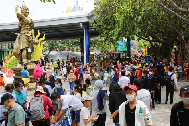 Hàng ngàn người đội nắng nóng đổ về Suối Tiên trong ngày Giỗ tổ Hùng Vương - Ảnh 5.