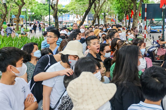Xếp h&agrave;ng, chờ h&agrave;ng giờ trải nghiệm xe bu&yacute;t 2 tầng miễn ph&iacute; ng&agrave;y lễ - Ảnh 7.