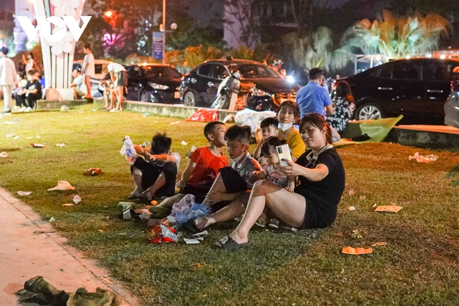 C&ocirc;ng vi&ecirc;n Văn Lang ngập trong r&aacute;c sau m&agrave;n ph&aacute;o hoa rực rỡ - Ảnh 4.