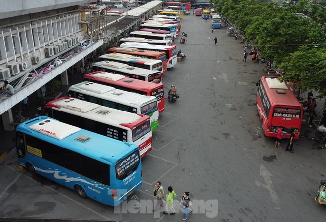 Bến Giáp Bát huy động thêm gần 200 xe, khách vẫn xếp hàng đông nghẹt để mua vé - Ảnh 1.