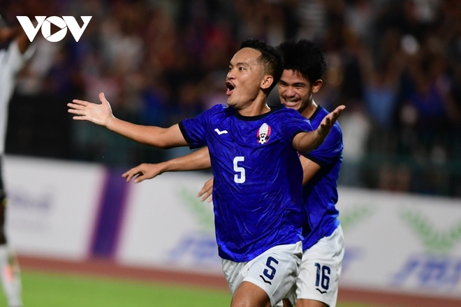 U22 Campuchia dẫn đầu bảng A sau lượt trận ra quân ở SEA Games 32 - Ảnh 2.