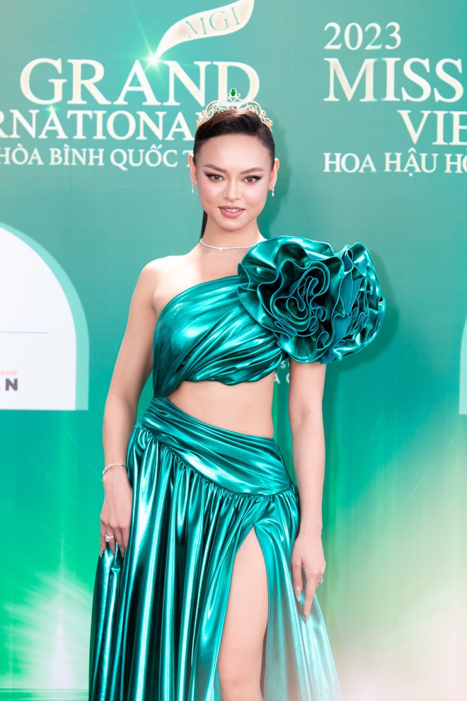 Thùy Tiên hở bạo chặt chém Hoa hậu đẹp nhất thế giới, Phương Nhi và dàn hậu gợi cảm không ai thua ai trên thảm đỏ - Ảnh 13.