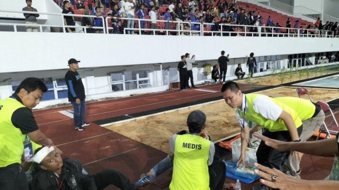 Vừa bị tước đăng cai U20 World Cup, bóng đá Indonesia lại vướng bạo loạn sân cỏ - Ảnh 2.