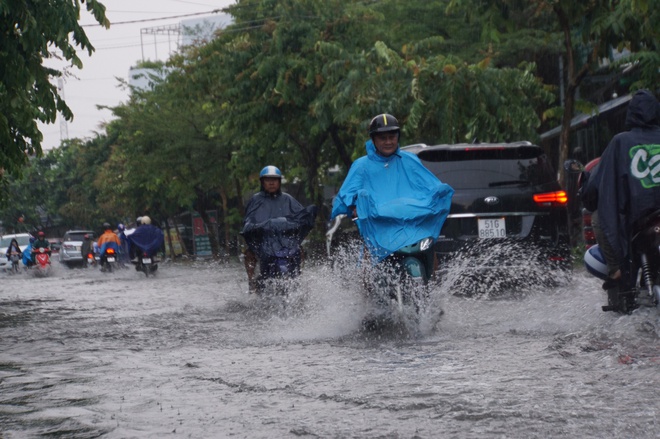 Mưa lớn sau chuỗi ngày nắng nóng, người dân TP.HCM lại bì bõm lội nước vì đường ngập - Ảnh 17.