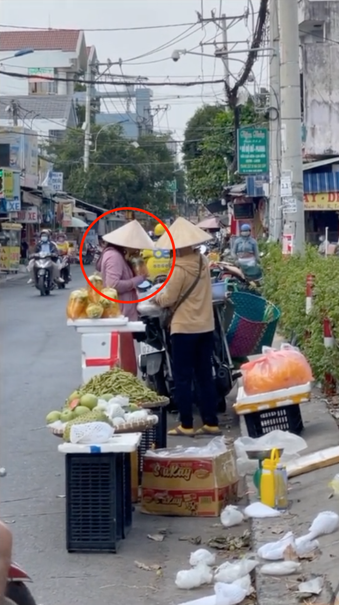 Cảnh tượng cô bán bánh tráng trực tiếp thổi vào túi để làm phồng trước khi bán cho khách khiến nhiều người tá hoả - Ảnh 2.