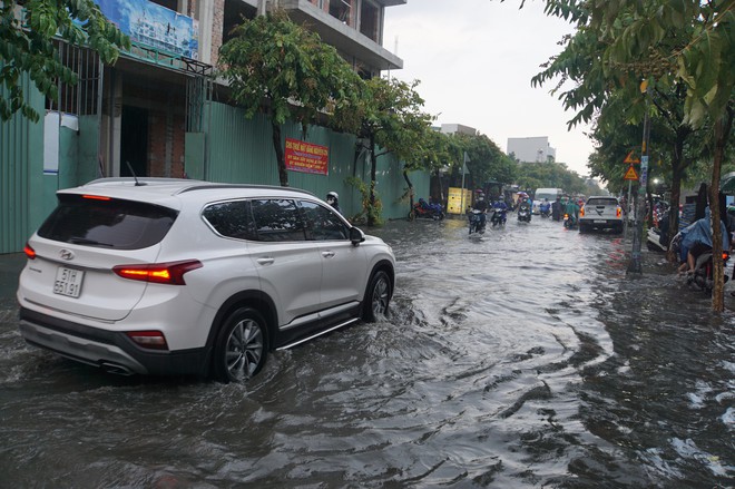 Mưa lớn sau chuỗi ng&agrave;y nắng n&oacute;ng, người d&acirc;n TP.HCM lại b&igrave; b&otilde;m lội nước v&igrave; đường ngập - Ảnh 8.