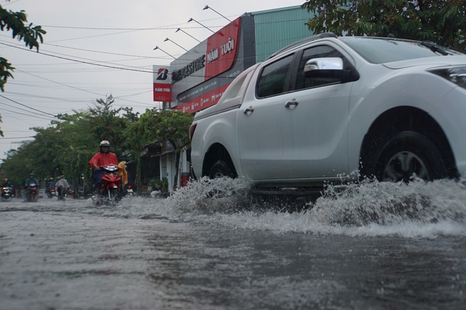 Mưa lớn sau chuỗi ngày nắng nóng, người dân TP.HCM lại bì bõm lội nước vì đường ngập - Ảnh 7.