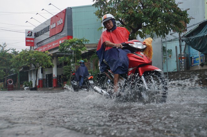Mưa lớn sau chuỗi ng&agrave;y nắng n&oacute;ng, người d&acirc;n TP.HCM lại b&igrave; b&otilde;m lội nước v&igrave; đường ngập - Ảnh 6.