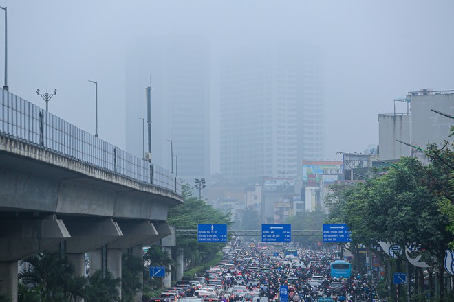 Người dân Thủ đô chật vật trong cảnh tắc đường với mưa phùn và sương mù - Ảnh 2.
