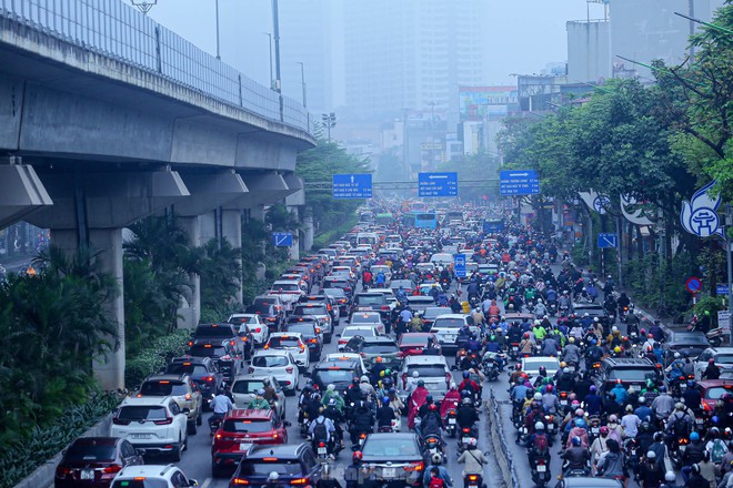 Người dân Thủ đô chật vật trong cảnh tắc đường với mưa phùn và sương mù - Ảnh 1.