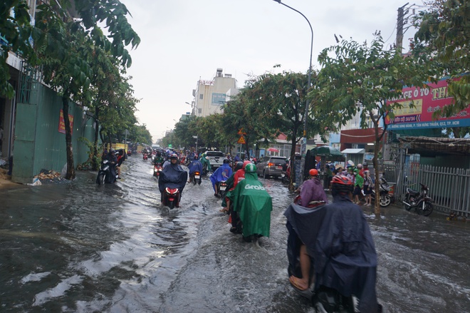 Mưa lớn sau chuỗi ngày nắng nóng, người dân TP.HCM lại bì bõm lội nước vì đường ngập - Ảnh 16.
