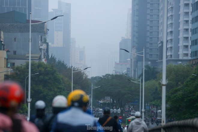 Người dân Thủ đô chật vật trong cảnh tắc đường với mưa phùn và sương mù - Ảnh 13.