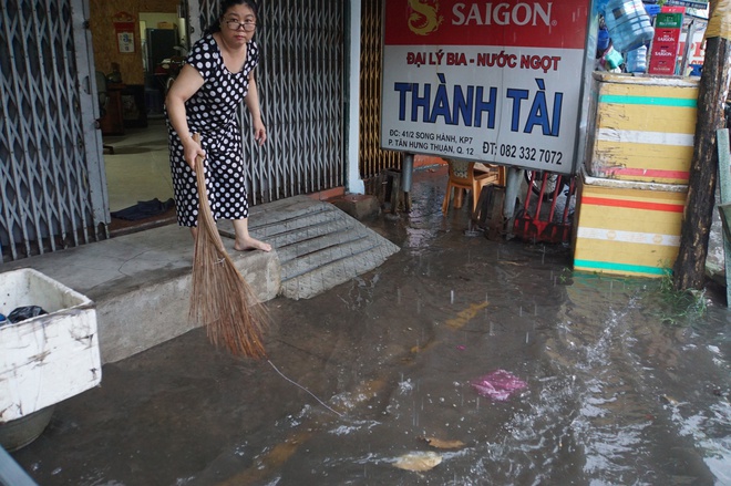 Mưa lớn sau chuỗi ngày nắng nóng, người dân TP.HCM lại bì bõm lội nước vì đường ngập - Ảnh 14.