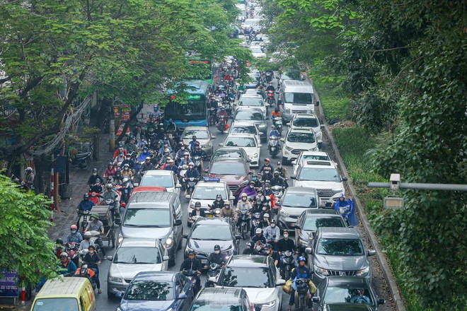 Người dân Thủ đô chật vật trong cảnh tắc đường với mưa phùn và sương mù - Ảnh 12.