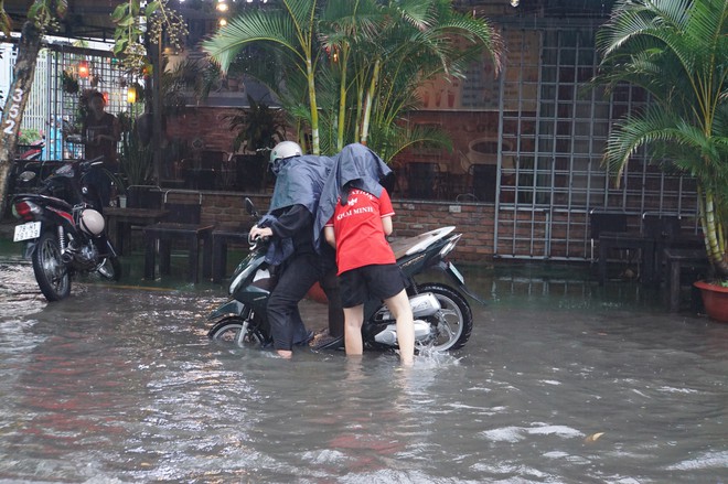 Mưa lớn sau chuỗi ng&agrave;y nắng n&oacute;ng, người d&acirc;n TP.HCM lại b&igrave; b&otilde;m lội nước v&igrave; đường ngập - Ảnh 12.