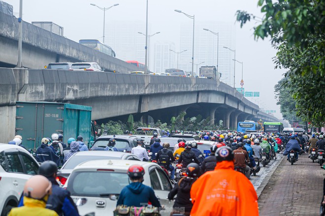 Người dân Thủ đô chật vật trong cảnh tắc đường với mưa phùn và sương mù - Ảnh 9.