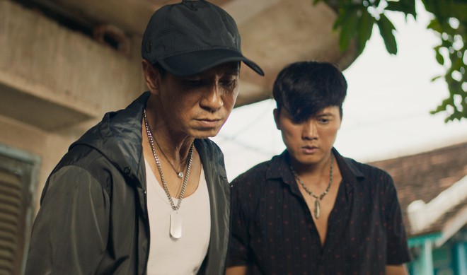 R&ugrave;ng m&igrave;nh với trailer Lật Mặt 6: Phim h&agrave;i nhưng vẫn cực nặng đ&ocirc;, sợ nhất l&agrave; cảnh nam ch&iacute;nh nhai thuỷ tinh - Ảnh 8.