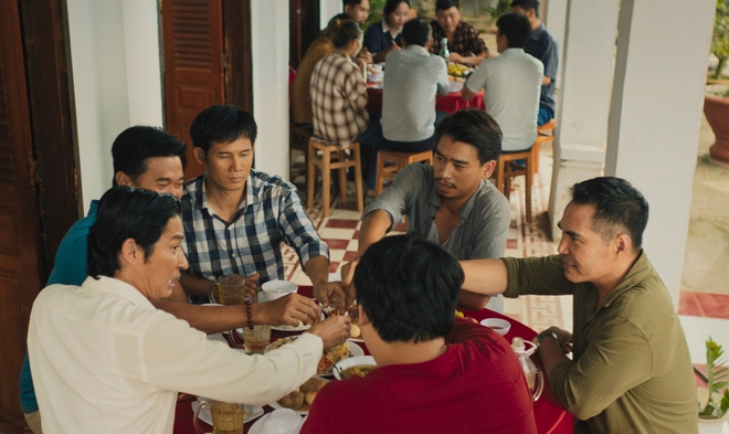 R&ugrave;ng m&igrave;nh với trailer Lật Mặt 6: Phim h&agrave;i nhưng vẫn cực nặng đ&ocirc;, sợ nhất l&agrave; cảnh nam ch&iacute;nh nhai thuỷ tinh - Ảnh 2.
