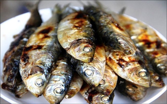 Mê mệt món cá trích nướng bên bếp than hồng ở Nghệ An - Ảnh 1.