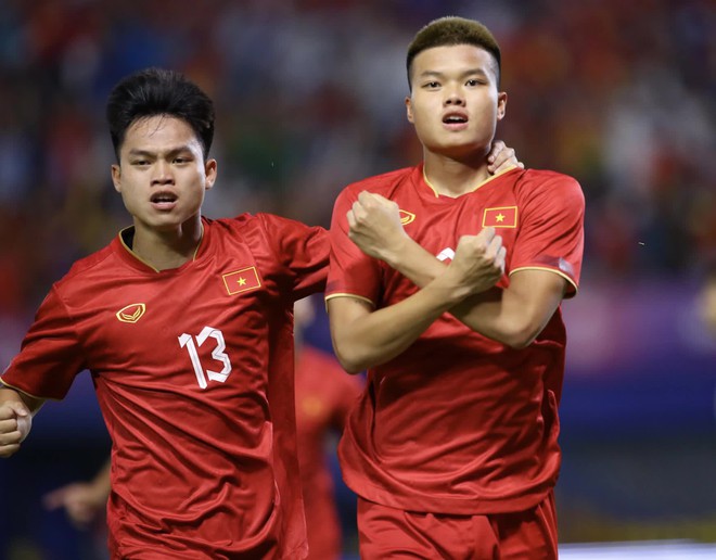 Tiền đạo 1m80 để t&oacute;c cực ch&aacute;y lập si&ecirc;u phẩm gi&uacute;p U22 Việt Nam tại SEA Games 32 - Ảnh 3.
