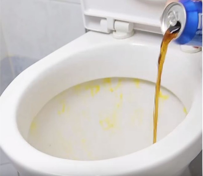 4 mẹo dọn dẹp nh&agrave; vệ sinh độc lạ nhưng hiệu quả bất ngờ - Ảnh 1.