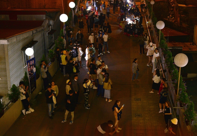 Chợ đêm Đà Lạt chật kín du khách ngày đầu nghỉ lễ 30-4 và 1-5 - Ảnh 13.