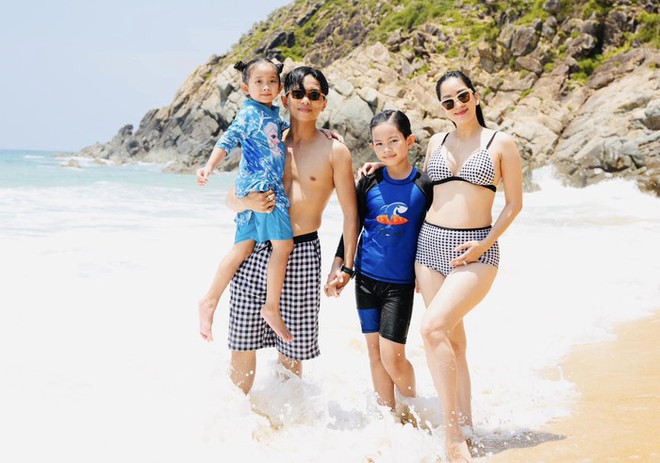 Kh&aacute;nh Thi diện bikini trong thai kỳ, xuất hiện b&ecirc;n chồng con ở biển - Ảnh 5.