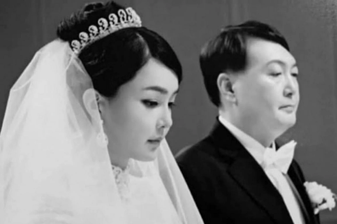 Vợ chồng Tổng thống Hàn Quốc mặn nồng dù đến với nhau ở tuổi xế chiều - Ảnh 3.