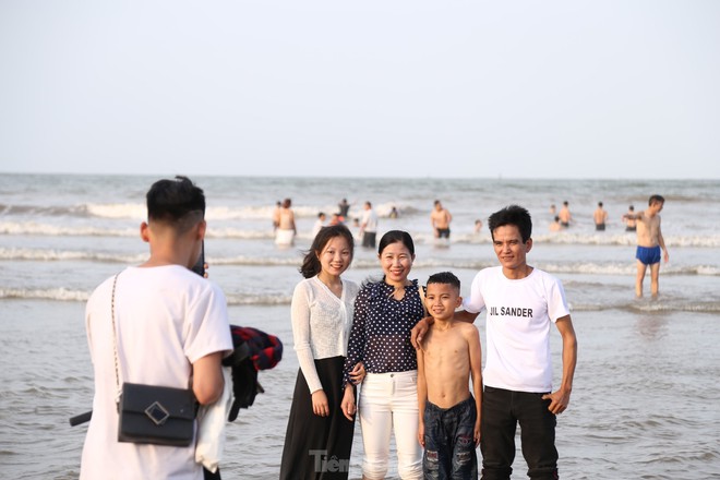 Đ&ocirc;ng nghịt người tắm biển Cửa L&ograve; - Ảnh 7.
