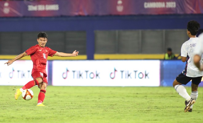 Tiền đạo 1m80 để t&oacute;c cực ch&aacute;y lập si&ecirc;u phẩm gi&uacute;p U22 Việt Nam tại SEA Games 32 - Ảnh 11.