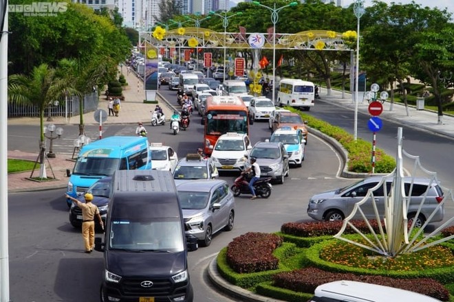 Nườm nượp khách đến Nha Trang trong dịp lễ - Ảnh 1.