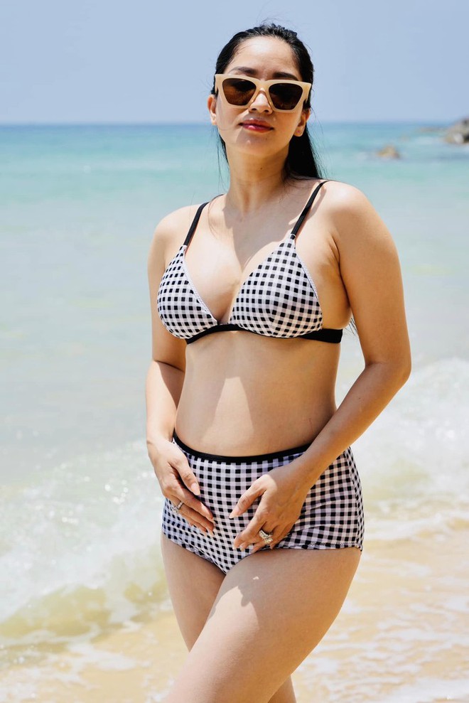 Khánh Thi diện bikini trong thai kỳ, xuất hiện bên chồng con ở biển - Ảnh 2.