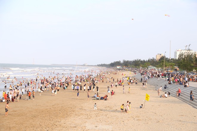 Đ&ocirc;ng nghịt người tắm biển Cửa L&ograve; - Ảnh 5.