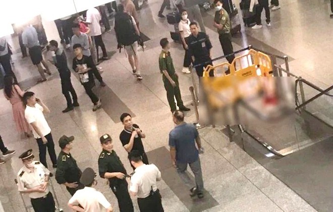Nam h&agrave;nh kh&aacute;ch tr&egrave;o qua lan can, rơi từ tầng 3 s&acirc;n bay Nội B&agrave;i - Ảnh 1.
