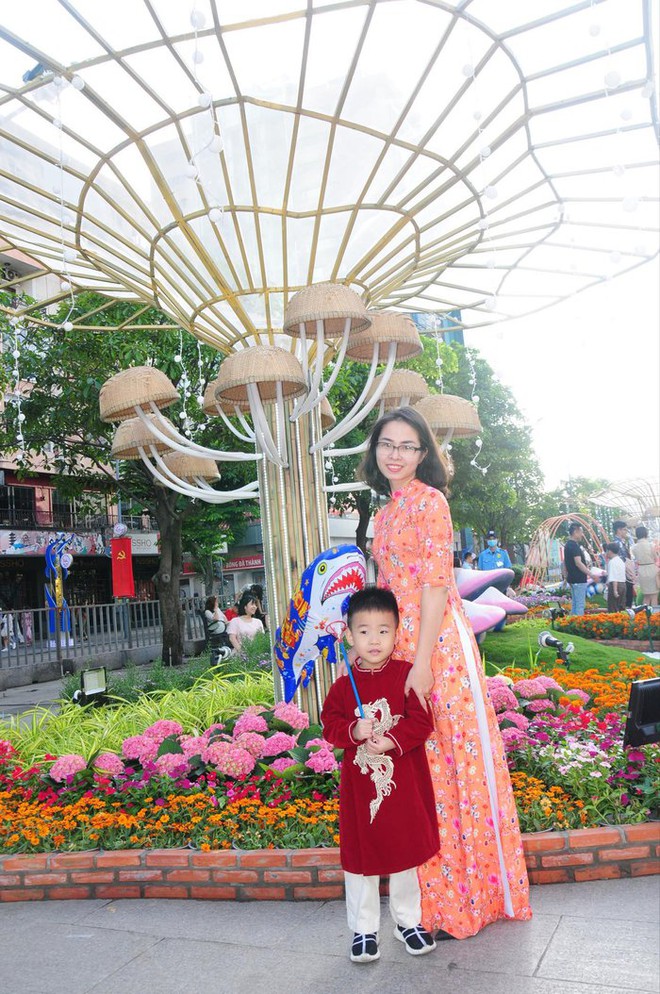 L&yacute; do b&agrave; mẹ ở TPHCM kh&ocirc;ng cấm con d&ugrave;ng điện thoại, iPad - Ảnh 1.
