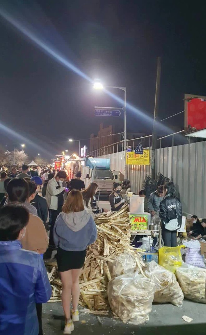 Ngỡ ngàng xe nước mía Việt giữa lòng Hàn Quốc: Hai ngày ép hết 900kg mía, khách xếp hàng chờ mua đông như trẩy hội - Ảnh 2. Ngỡ ngàng xe nước mía Việt giữa lòng Hàn Quốc: Hai ngày ép hết 900kg mía, khách xếp hàng chờ mua đông như trẩy hội - Ảnh 2.