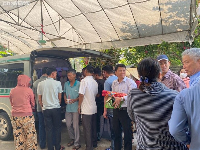 Vợ t&agrave;i xế tử vong trong vụ lật xe dưa ở Ph&uacute; Y&ecirc;n: Anh về sớm hơn nhưng đau lắm - Ảnh 1.