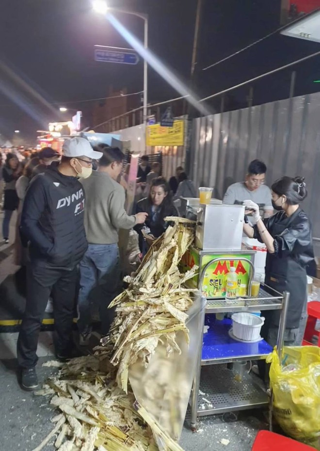 Ngỡ ngàng xe nước mía Việt giữa lòng Hàn Quốc: Hai ngày ép hết 900kg mía, khách xếp hàng chờ mua đông như trẩy hội - Ảnh 2. Ngỡ ngàng xe nước mía Việt giữa lòng Hàn Quốc: Hai ngày ép hết 900kg mía, khách xếp hàng chờ mua đông như trẩy hội - Ảnh 2.
