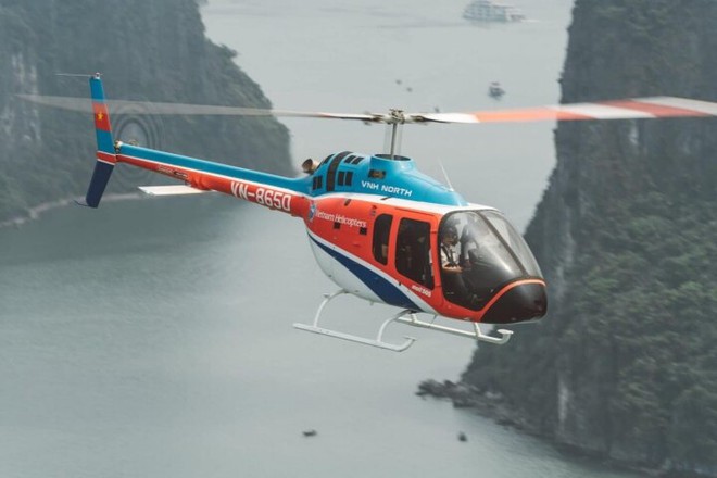 Trực thăng Bell-505 bay ngắm cảnh Vịnh Hạ Long có gì đặc biệt? - Ảnh 1.