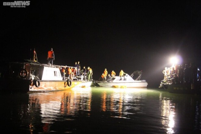Xuyên đêm tìm kiếm thi thể nạn nhân vụ trực thăng Bell-505 rơi ở Hải Phòng - Ảnh 8.