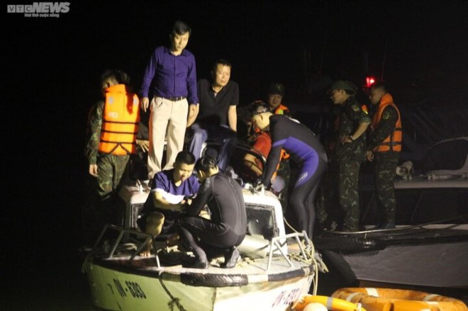 Xuy&ecirc;n đ&ecirc;m t&igrave;m kiếm thi thể nạn nh&acirc;n vụ trực thăng Bell-505 rơi ở Hải Ph&ograve;ng - Ảnh 7.