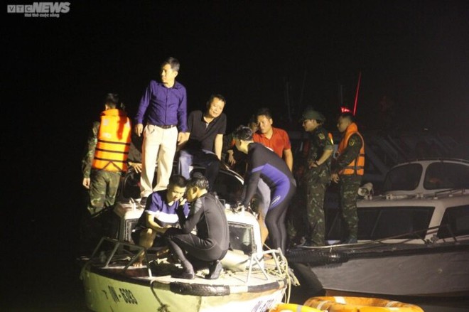 Xuy&ecirc;n đ&ecirc;m t&igrave;m kiếm thi thể nạn nh&acirc;n vụ trực thăng Bell-505 rơi ở Hải Ph&ograve;ng - Ảnh 6.