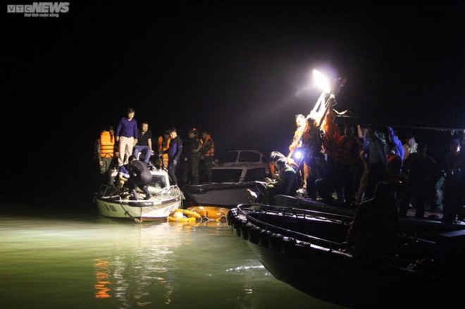 Xuy&ecirc;n đ&ecirc;m t&igrave;m kiếm thi thể nạn nh&acirc;n vụ trực thăng Bell-505 rơi ở Hải Ph&ograve;ng - Ảnh 5.