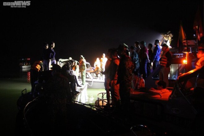 Xuyên đêm tìm kiếm thi thể nạn nhân vụ trực thăng Bell-505 rơi ở Hải Phòng - Ảnh 4.