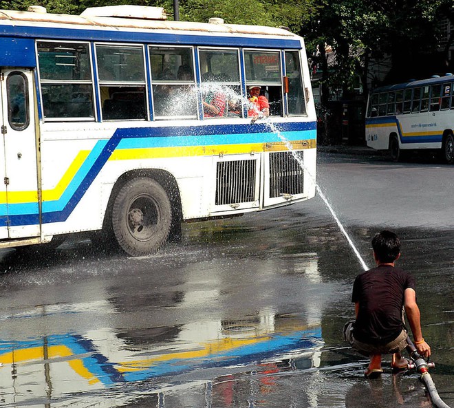 Ngày kỳ lạ ở nước láng giềng Việt Nam: Đường phố đông nghịt người cầm súng nước, càng bị bắn nhiều càng gặp may - Ảnh 4.
