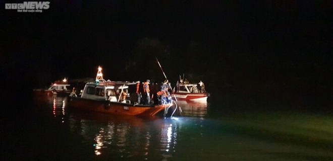 Xuy&ecirc;n đ&ecirc;m t&igrave;m kiếm thi thể nạn nh&acirc;n vụ trực thăng Bell-505 rơi ở Hải Ph&ograve;ng - Ảnh 2.