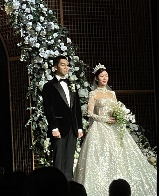 Lee Seung Gi và Lee Da In đã lộ diện ở đám cưới: Chú rể để đầu 3 phân, bật khóc bên cô dâu đẹp lộng lẫy như công chúa - Ảnh 7.