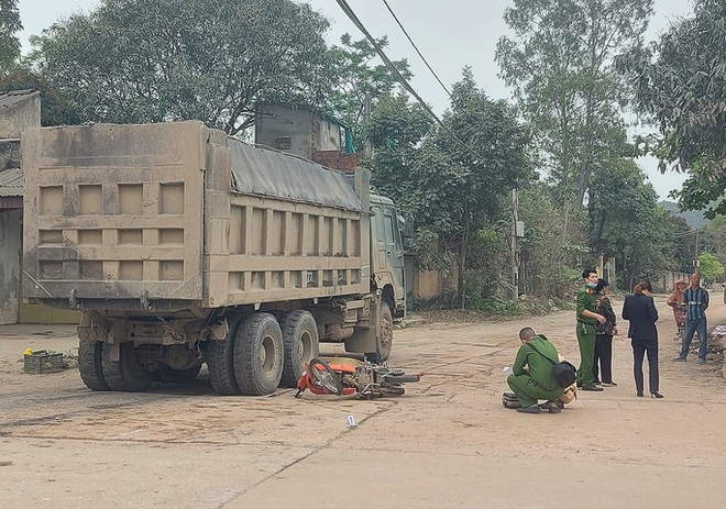 Va chạm xe hổ vồ, 3 nam sinh đi xe m&aacute;y thương vong - Ảnh 1.