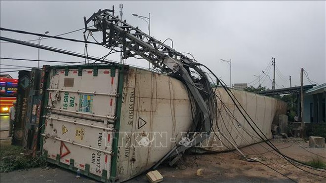 Xe container mất lái lao vào nhà dân ở Quảng Trị - Ảnh 2.